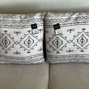 SAFAVIEH PILLOW SET 1'-10" x 1'-10"